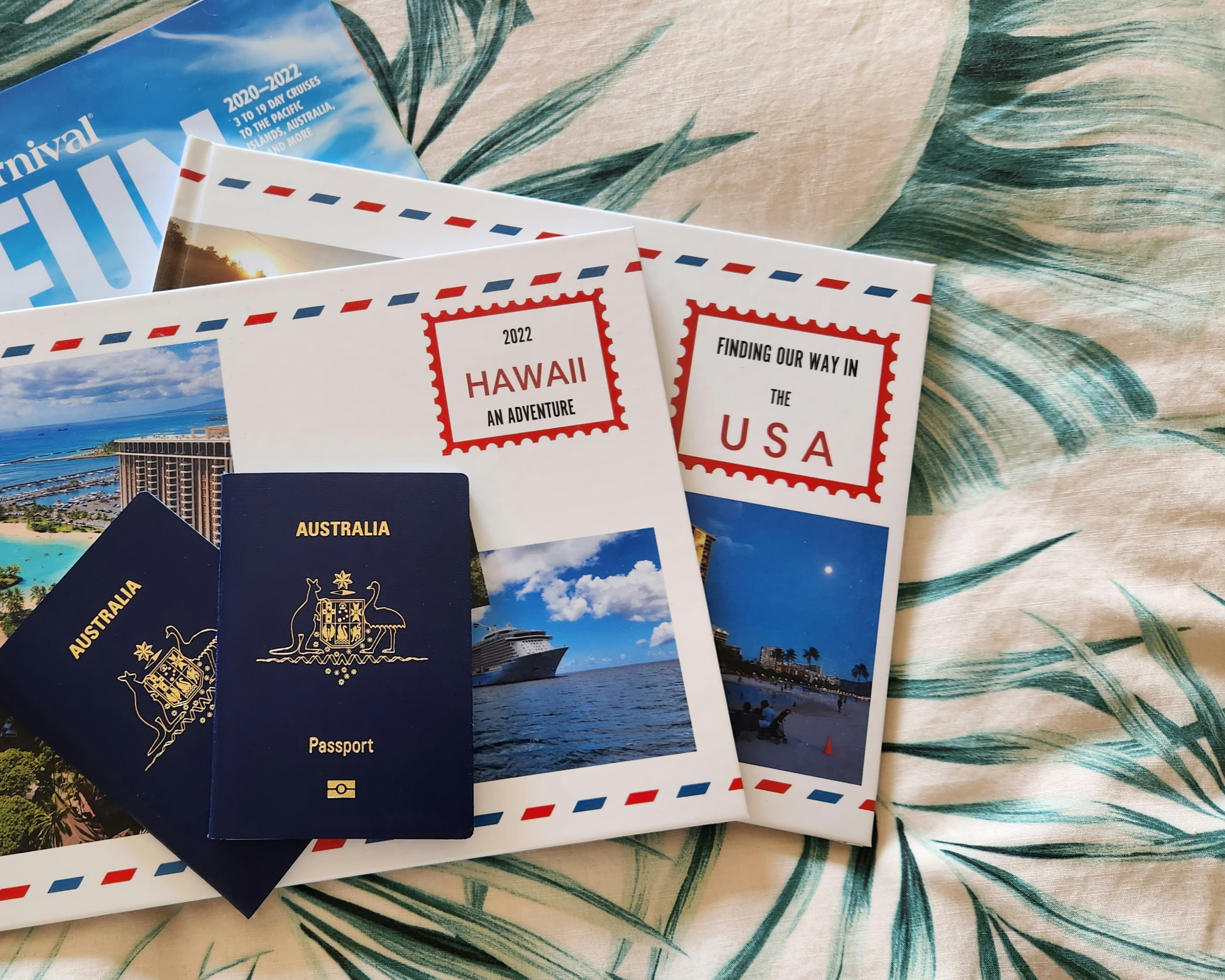 Pasaportes y folletos de viaje impresos sobre una mesa