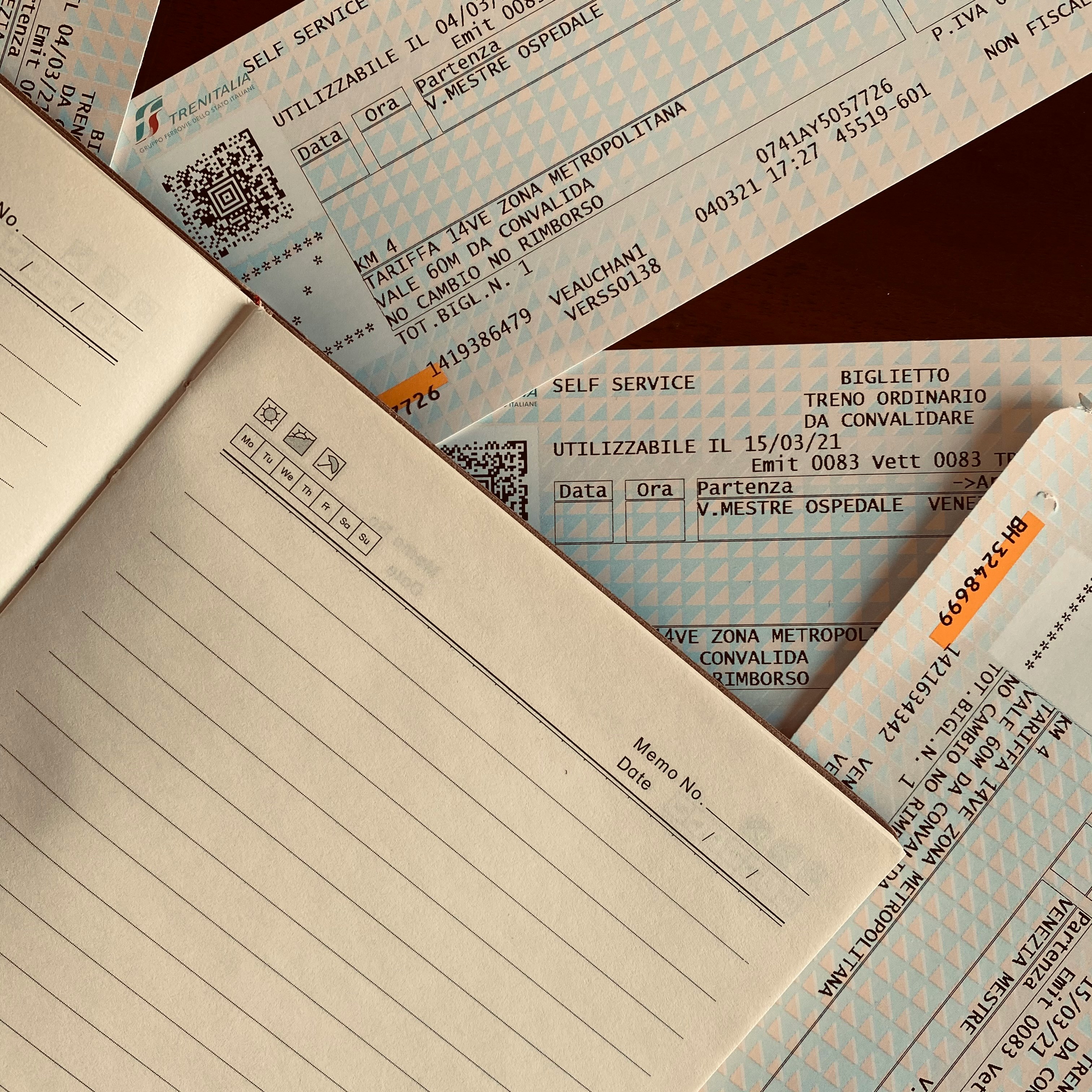 Pasajes de tren y anotaciones en papel — la forma vieja de armar un viaje